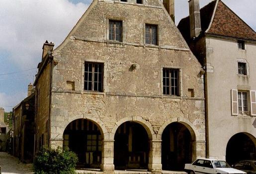 La halle au blé (15e siècle) de Noyers-sur-Serein (Yonne)