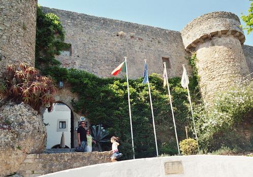 Le château médiéval d'Obidos (Portugal), dont une partie a été restaurée pour servir d'hôtel de luxe