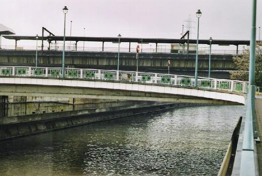 Le pont (routier) Olof Palme, sur la Sambre, à Charleroi