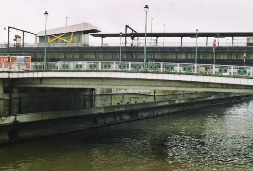 Le pont (routier) Olof Palme, à Charleroi, avec en arrière-plan le pont et la station de métro La Villette