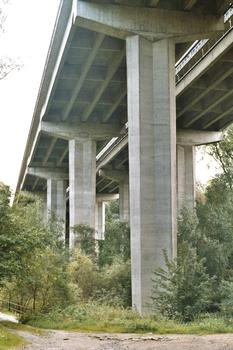 Le viaduc d'Onoz (Jemeppe-sur-Sambre, Namur) par lequel l'autoroute E42 enjambe la vallée de l'Orneau, une route et une voie ferrée