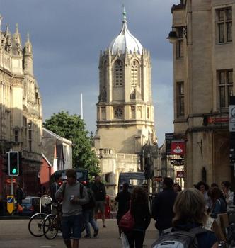 Tom Tower, la tour qui surplombe l'entrée du Tom Quadrangle, cour carrée de Christ Church College, à Oxford