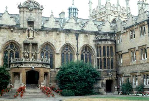La façade d'Oriel College, à Oxford, dont le nom original est «la maison de la Sainte-Vierge», fondé par Edouard II, dont la statue cotoie celle de Charles I au-dessus du portail d'entrée