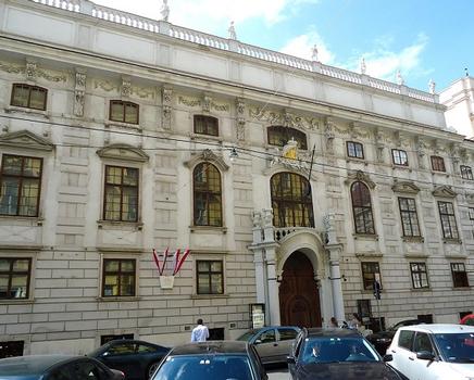 La façade du palais Lobkowitz a été conçue entre 1695 et 1687 par Giovanni Pietro Tencala, mais remaniée en 1710 par Johann Bernhard Fischer von Erlach. La famille Lobkowitz acheta le palais en 1753