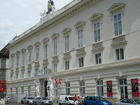 La façade du palais Pallavicini, construit en 1783-1784 par Ferdinand von Hohenberg, dans un mélange de style néo-classique et baroque