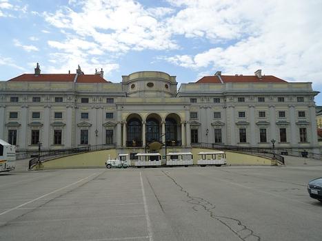 Le palais Schwarzenberg, actuellement hôtel de luxe, a été conçu par J. Lukas von Hildebrandt et terminé par l'architecte J.B. Fischer von Erlach