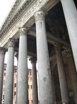 Le portique d'entrée du Panthéon, piazza della Rotonda, à Rome