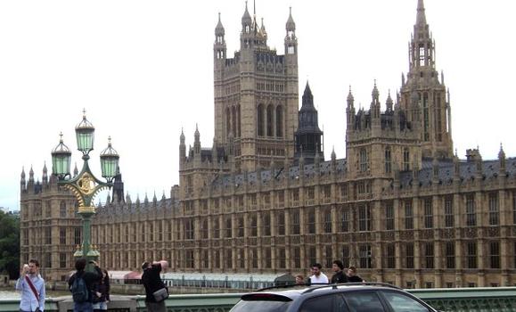 Les bâtiments du Parlement, à Westminster (Greater lon don) vus du pont de Westminster