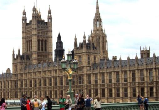 Les bâtiments du Parlement, à Westminster (Greater lon don) vus du pont de Westminster