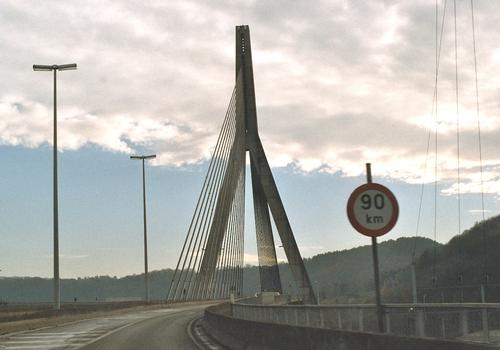Le pont Père Pire, à Huy (province de Liège); ce pont haubané, appelé aussi pont de Ben-Ahin, relie Wanze à Ben-Ahin et surplombe une route, la voie ferrée Liège-Namur et la Meuse en amont de Huy