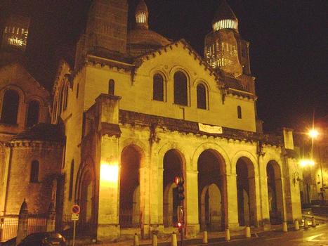 Vue nocturne de la cathédrale Saint-Front de Périgueux