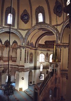 L'intérieur de la Petite Sainte Sophie (Küçük Aya Sofya Camii), une ancienne église byzantine construite au 6e siècle sur ordre de l'empereur Justinien. Le dôme repose sur 8 piliers qui dessinent un octogone inscrit dans le rectangle des murs extérieurs