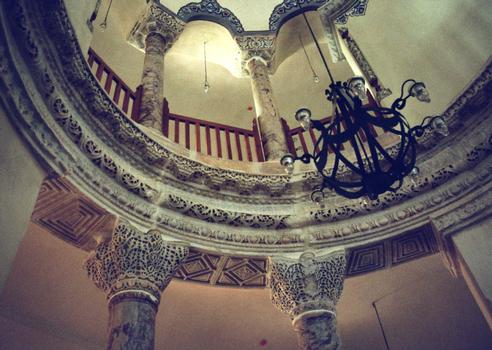 L'intérieur de la Petite Sainte Sophie (Küçük Aya Sofya Camii), une ancienne église byzantine construite au 6e siècle sur ordre de l'empereur Justinien. Le dôme repose sur 8 piliers qui dessinent un octogone inscrit dans le rectangle des murs extérieurs