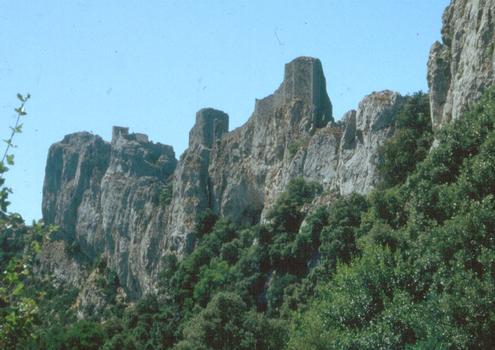 Le château de Peyrepertuse, d'époque cathare, sur un piton rocheux