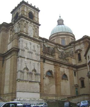 Vues extérieures de la cathédrale (duomo) de Piazza Armerina (province d'Enna), de style Renaissance