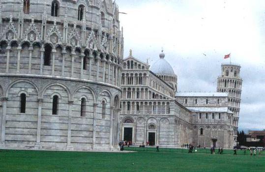 Baptisterium, Katherale und schiefer Turm (Campanile) in Pisa