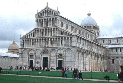 La cathédrale (Duomo) de Pise: la façade, ornée de marqueteries en forme de noeuds, de fleurs et d'animaux; utilisation du marbre blanc de Carrare
