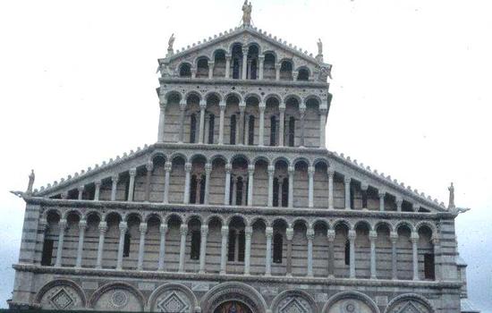 La façade de la cathédrale de Pise (12e et 13e s.), de style roman