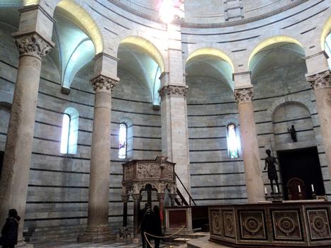 L'intérieur du baptistère de Pise et la chaire de Nicola Pisano