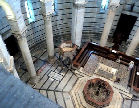 L'intérieur du baptistère de Pise et la chaire de Nicola Pisano