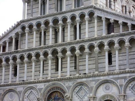 La façade du duomo (cathédrale) de Pise (Toscane)