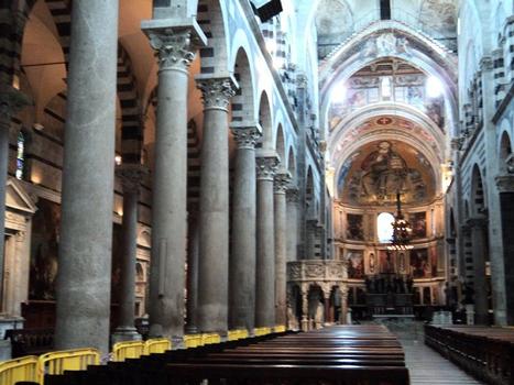 L'intérieur et le plafond à caissons de la cathédrale de Pise (Toscane)