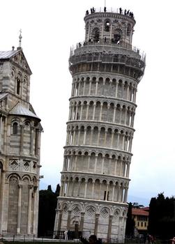 Le campanile, appelé habituellement tour penchée, de la cathédrale de Pise