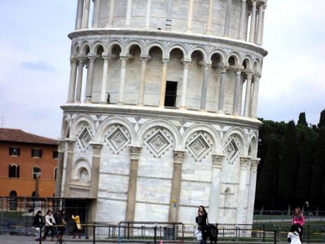 Le campanile, appelé habituellement tour penchée, de la cathédrale de Pise