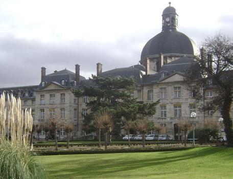 La cour et la chapelle Saint-Louis de l'hôpital de la Pitié-Salpétrière, avenue de l'Hôpital (Paris 13e)