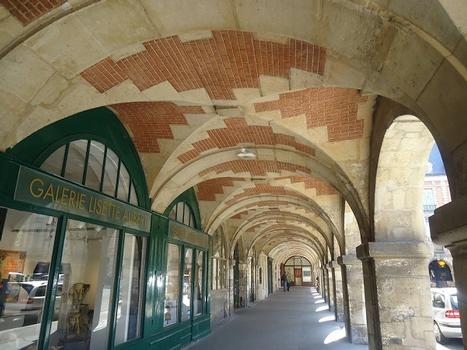 Les galeries sous les bâtiments de la Place des Vosges (Paris 4e)