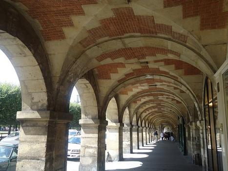 Les galeries sous les bâtiments de la Place des Vosges (Paris 4e)