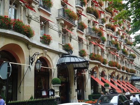 La façade de l'hôtel Plaza Athénée, avenue Montaigne (Paris 8e)