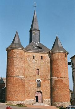 La façade de l'église (fortifiée) Notre-Dame, du 16e siècle, à Plomion (Aisne)