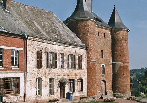 L'église (fortifiée) Notre-Dame de Plomion (Aisne), en briques rouges, est caractéristique des édifices de ce type, très nombreux dans la région de la Thiérache