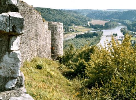 Ruinen der Burgmauern der Burg Poilvache