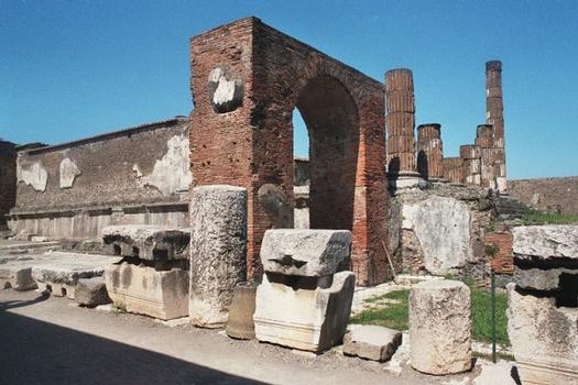 Le forum de Pompéi et les bâtiments en ruines qui l'entourent (Campanie)