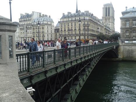 Le Pont d'Arcole, entre l'île de la Cité et la rive droite (Paris 4e)