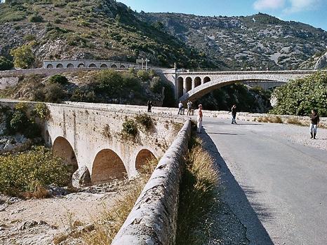 Le Pont du Diable, sur l'Hérault, le plus ancien pont roman encore en place en France