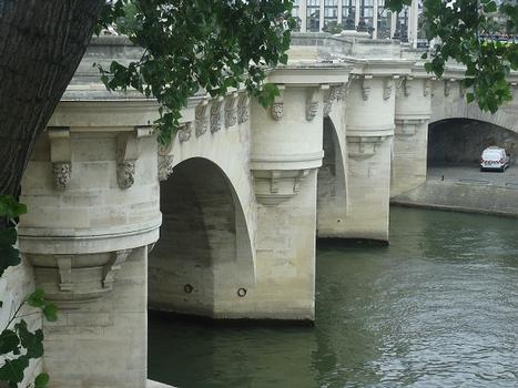Le Pont-Neuf entre la place du Pont-Neuf et la place de l'Ecole (Paris 1er)