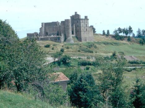 Le château de Portes (Gard), au pied des Cévennes, en ruines, en voie de restauration