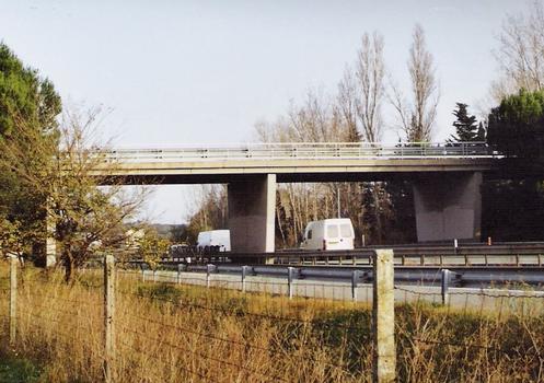 Le pont de la D23 sur l'A8/E80 au sud de Pourrières (Var)
