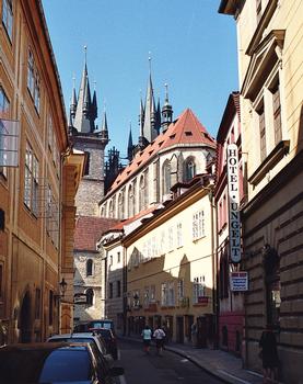 L'église Notre-Dame-de-Tyn, sur Staromestske Namesti (place de la Vieille Ville) à Prague, aux flèches hautes de 80 m., date du 14e siècle