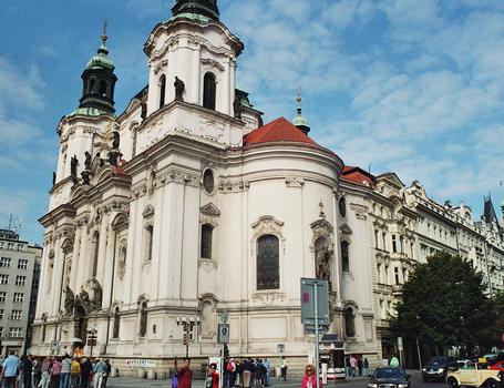 L'église réformée Saint Nicolas, à l'angle de la rue Pariszka et de la place de la vieille ville (Staromestske Namesti), est un édifice baroque consacré au culte protestant
