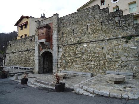 Les remparts médiévaux de Prats-de-Mollo ont été restaurés au 17e siècle sur les plans de Vauban