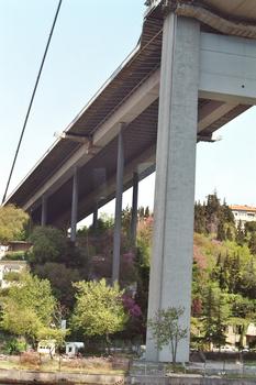 Le pont Bogaziçi, dit aussi Premier Pont, domine le Bosphore de 64 m. Son tablier entre les 2 piliers, mesure 1070 m