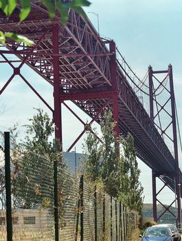 Le double pont autoroutier et ferroviaire dit du 25 avril, sur le Tage, entre Lisbonne et Almada