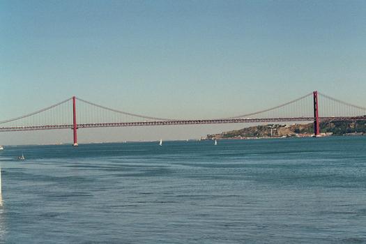 Le double pont autoroutier et ferroviaire dit du 25 avril, sur le Tage, entre Lisbonne et Almada