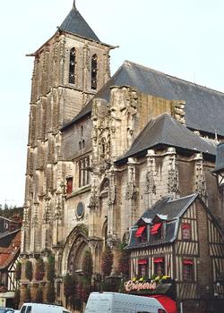 La façade de l'église Saint-Ouen à Pont-Audemer (Eure)