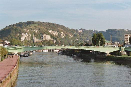 Le pont Pierre Corneille à Rouen franchit les deux bras de la Seine en aval de l'île Lacroix