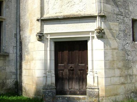 Détails de la tour nord de la façade du château de Puyguilhem, à Villars